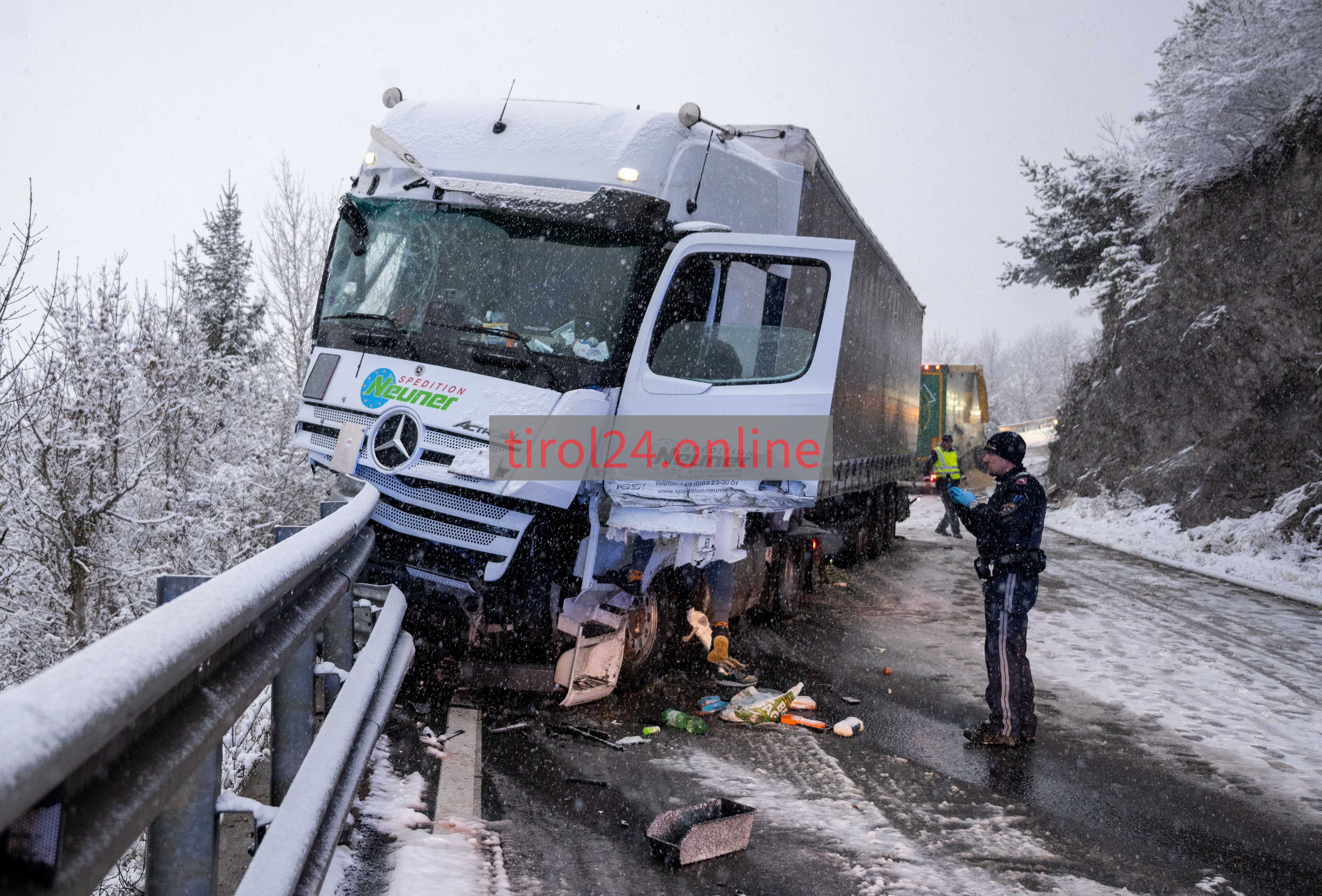 LKW Unfall Zirlerberg - 1 Person schwer verletzt
