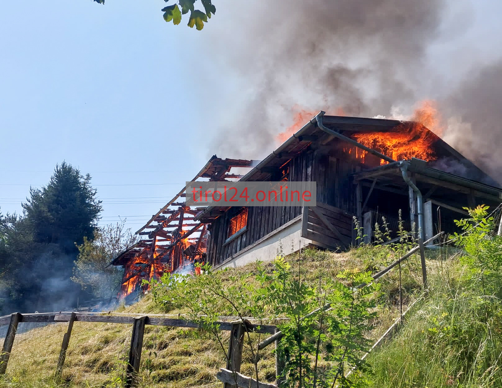 Stall in komplett ausgebrannt - Pfaffenhofen