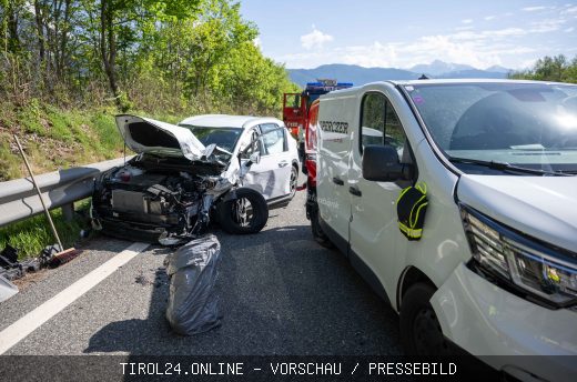 2025-04-28: Unfall mit mehreren Fahrzeugen A12