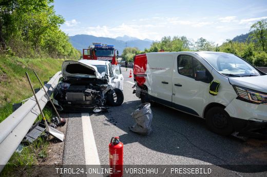 2025-04-28: Unfall mit mehreren Fahrzeugen A12