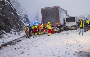 LKW Unfall Zirlerberg - 1 Person schwer verletzt
