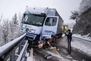 LKW Unfall Zirlerberg - 1 Person schwer verletzt