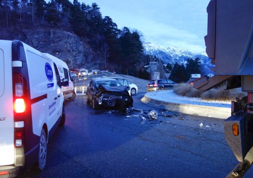 Auffahrunfall PKW auf LKW keine Verletzten