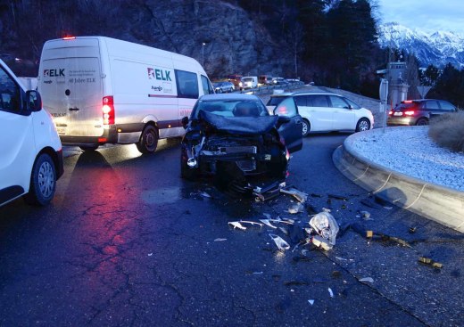 Auffahrunfall PKW auf LKW keine Verletzten