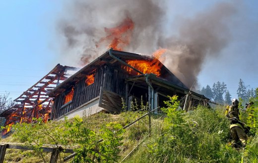 Stall in komplett ausgebrannt - Pfaffenhofen