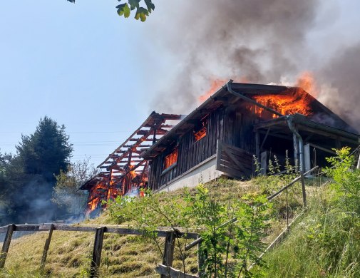 Stall in komplett ausgebrannt - Pfaffenhofen
