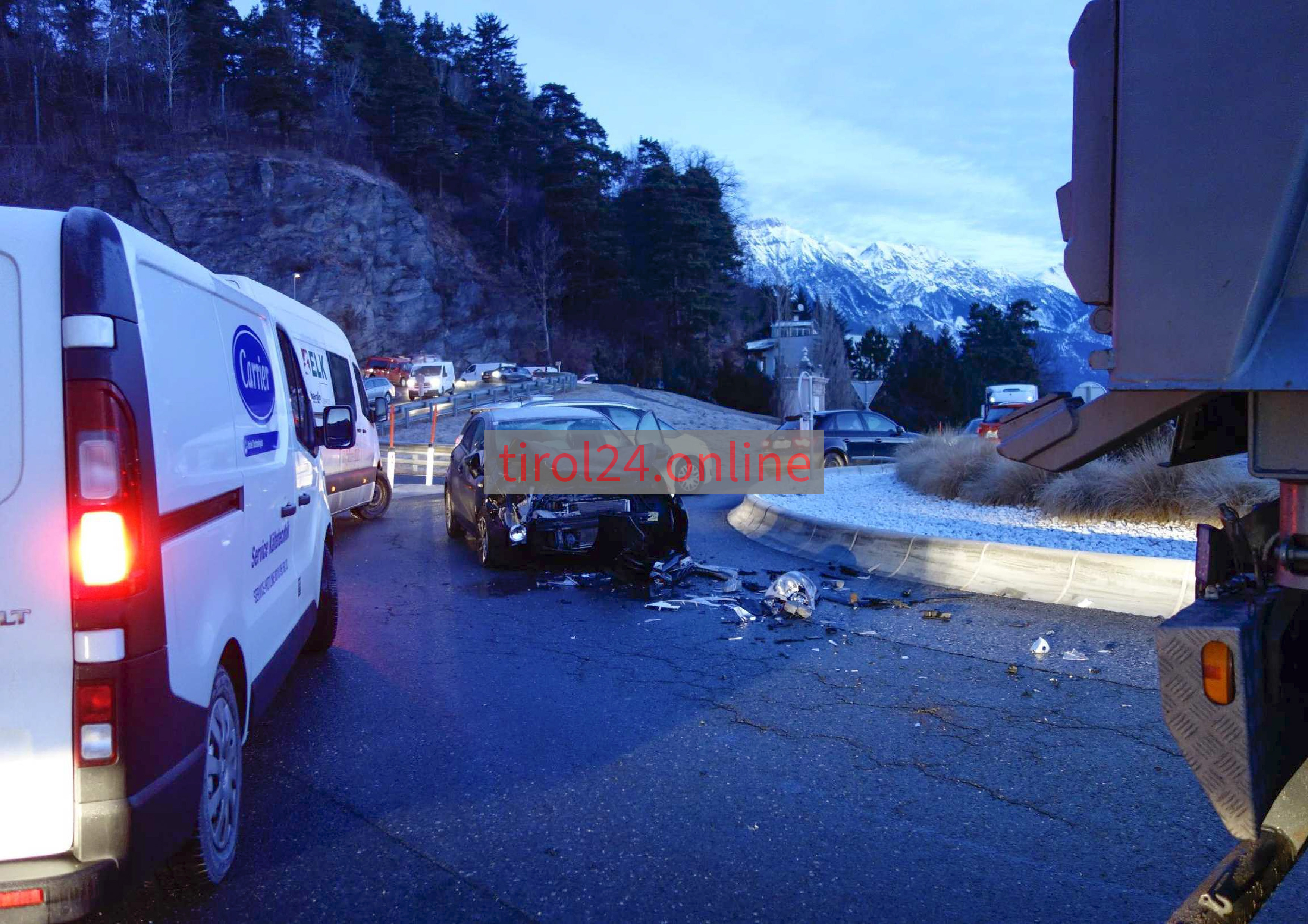 Auffahrunfall PKW auf LKW keine Verletzten